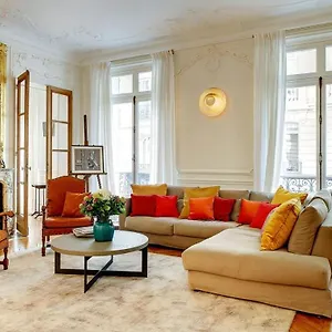 https://apartment-in-a-great-location-close-to-the-eiffel-tower-omis.fr-paris.fr